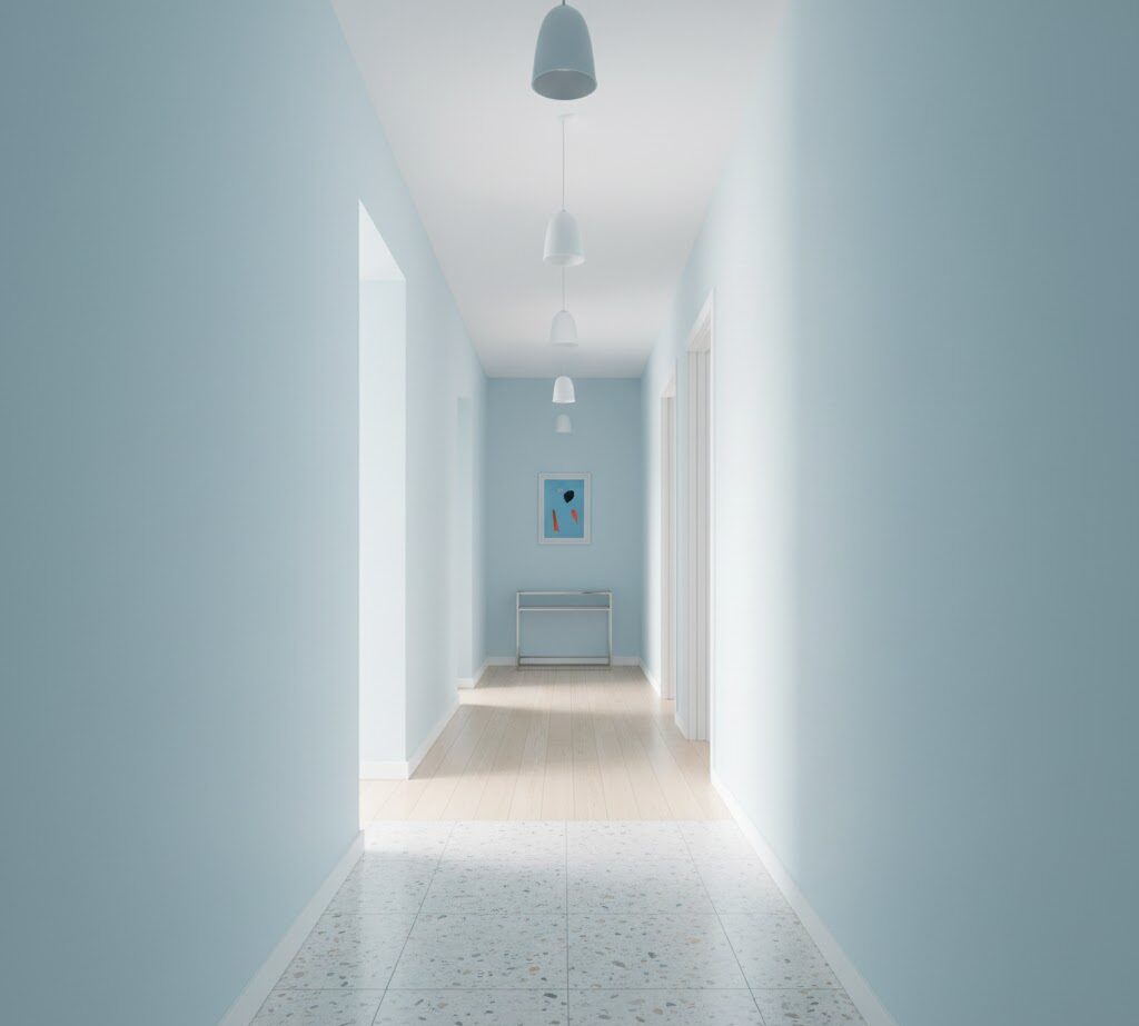 Wąski korytarz pomalowany na jasny, chłodny błękit Wąski korytarz pomalowany na jasny, chłodny błękit