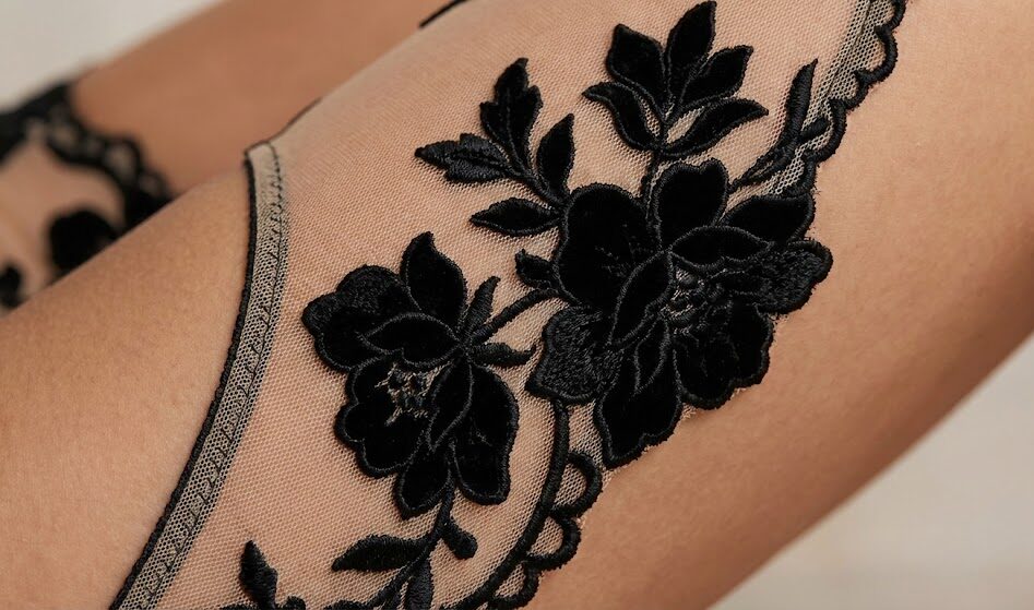 Delikatny beżowy tiul zlewający się ze skórą i czarny, welurowy haft kwiatowy. Delikatny beżowy tiul zlewający się ze skórą i czarny, welurowy haft kwiatowy.