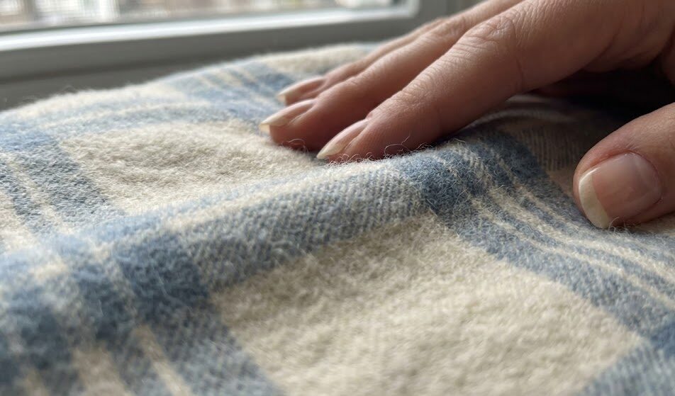 Makro zdjęcie struktury materiału flanelowego. Widać delikatny, równomierny meszek na powierzchni tkaniny. Makro zdjęcie struktury materiału flanelowego. Widać delikatny, równomierny meszek na powierzchni tkaniny.