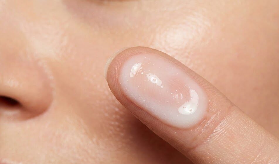 Zbliżenie na konsystencję serum na opuszku palca. Zbliżenie na konsystencję serum na opuszku palca.