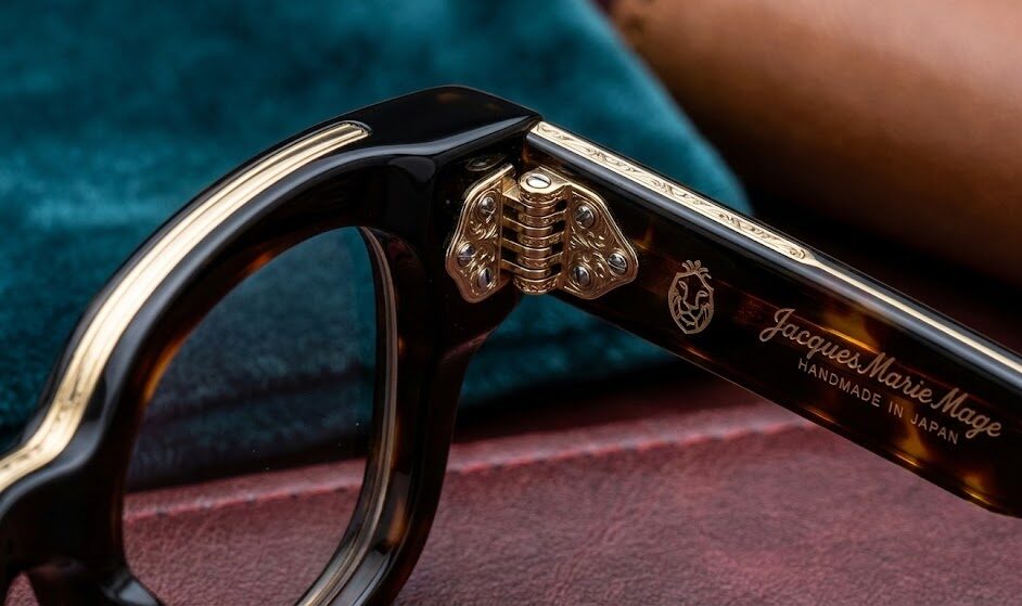 Zbliżenie na zawias i zausznik luksusowych okularów marki Jacques Marie Mage Zbliżenie na zawias i zausznik luksusowych okularów marki Jacques Marie Mage